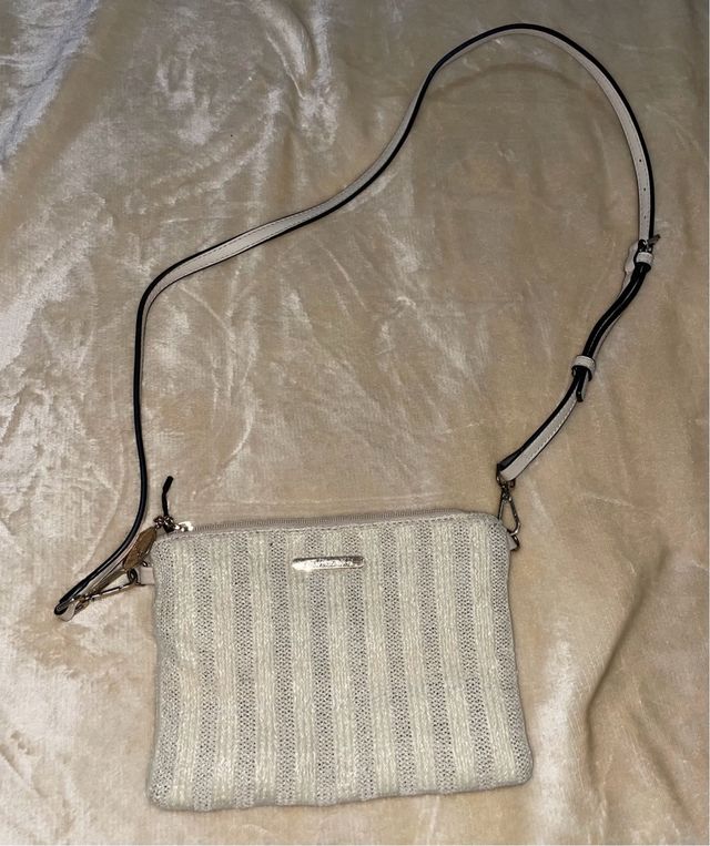 Bolso de hombro tejido beige y blanco