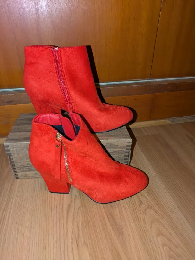 Botines rojos de tacón