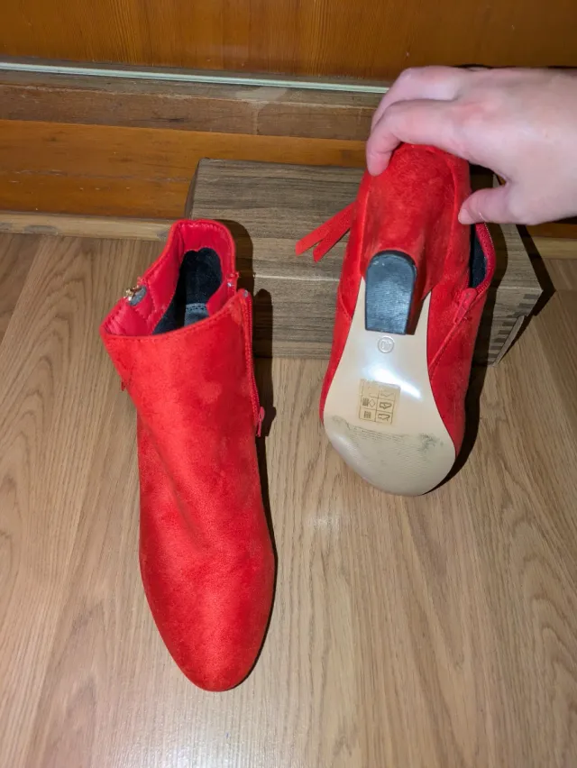 Botines rojos de tacón