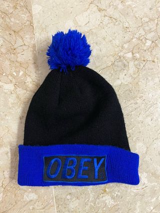 Gorro OBEY Negro y Azul con Pompon.