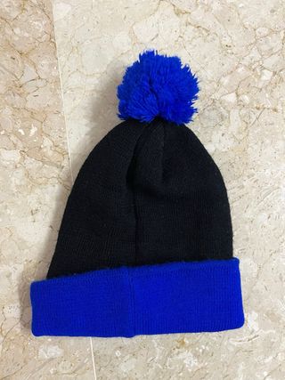 Gorro OBEY Negro y Azul con Pompon.