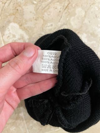 Gorro OBEY Negro y Azul con Pompon.