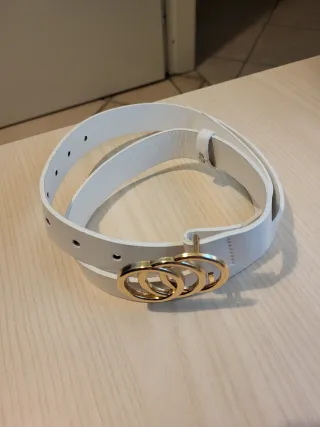 Cintura bianca con fibbia dorata a doppio cerchio