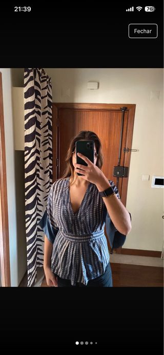 Camisa de seda azul e branca