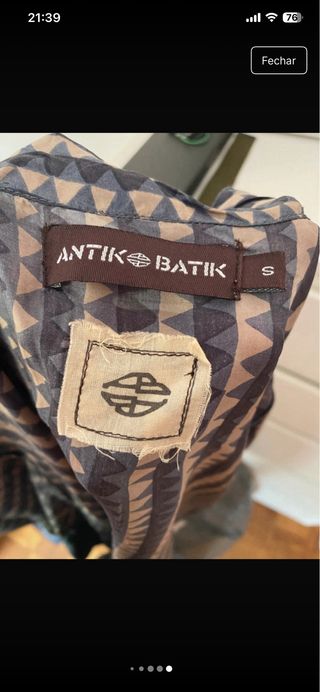 Camisa de seda azul e branca