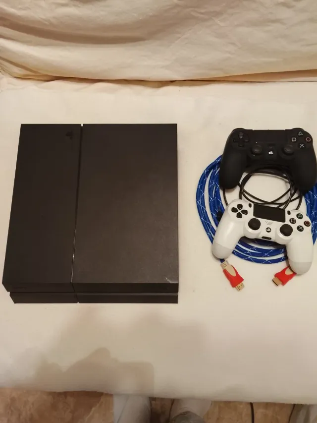 PS4 (PlayStation 4) Negra + Mandos