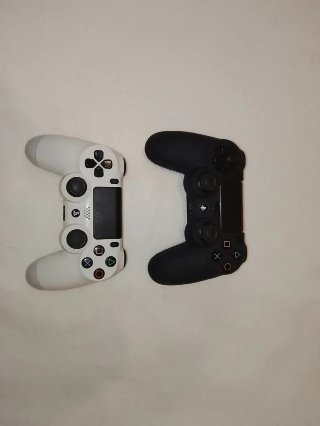 PS4 (PlayStation 4) Negra + Mandos