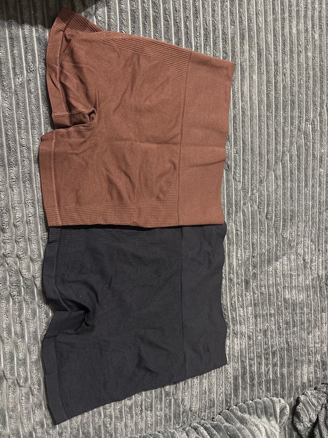 Pantalones cortos deportivos marrones y negros