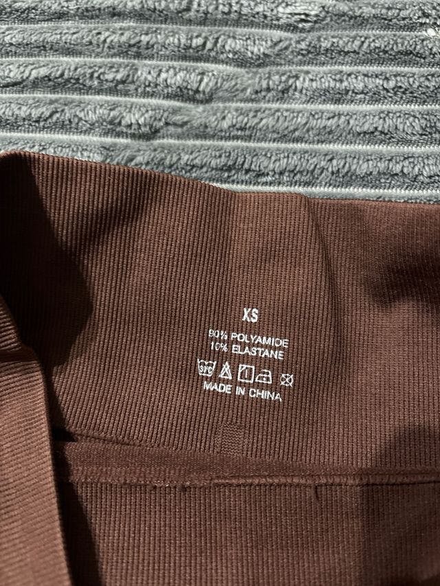 Pantalones cortos deportivos marrones y negros