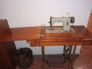 Máquina de coser ALFA antigua