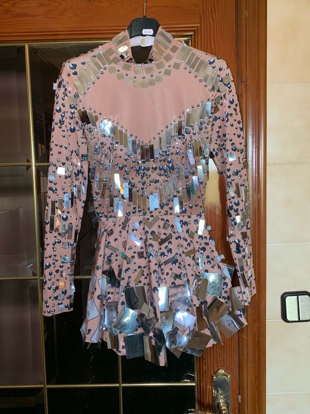 Vestido rosa y plateado con lentejuelas