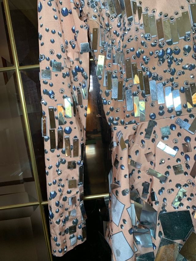 Vestido rosa y plateado con lentejuelas