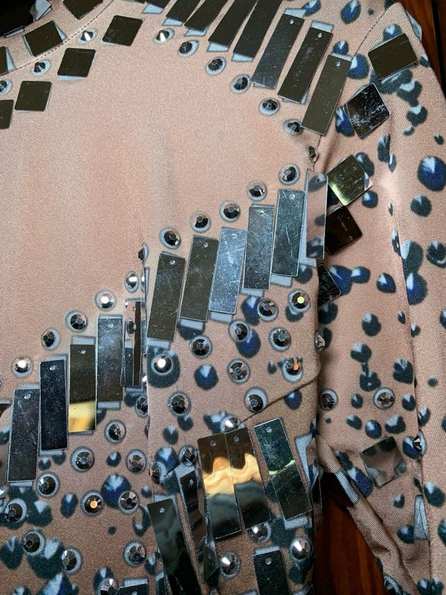 Vestido rosa y plateado con lentejuelas