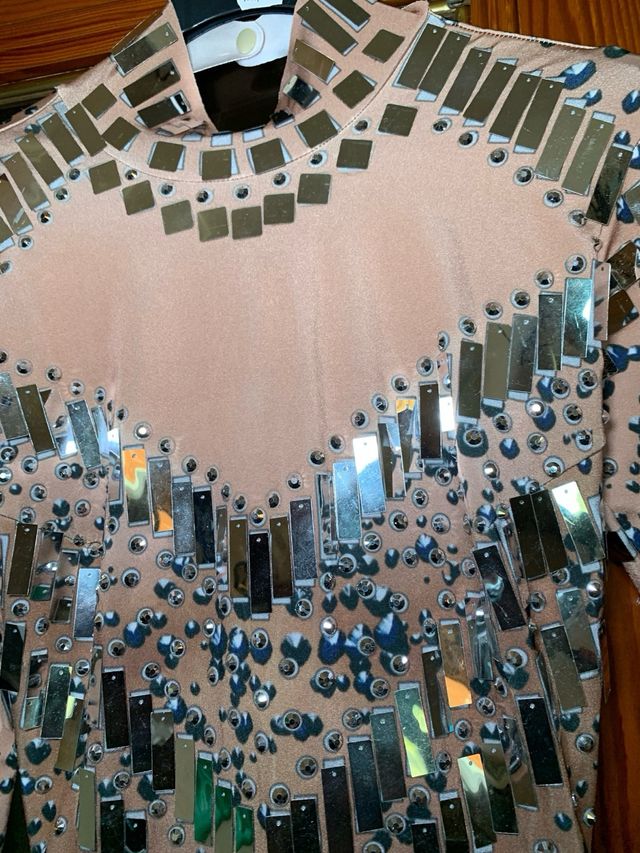 Vestido rosa y plateado con lentejuelas