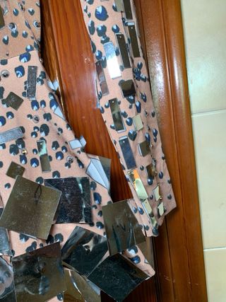 Vestido rosa y plateado con lentejuelas