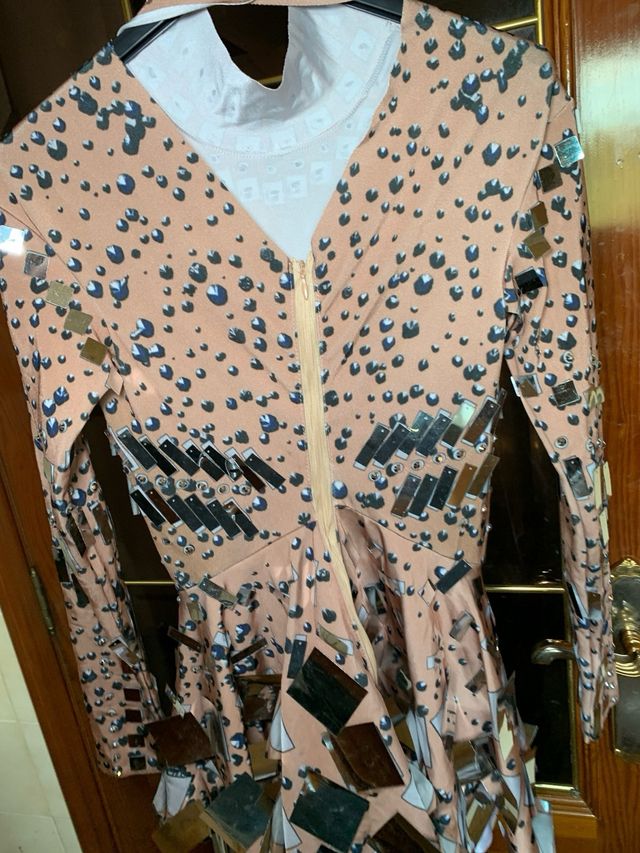 Vestido rosa y plateado con lentejuelas