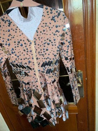 Vestido rosa y plateado con lentejuelas