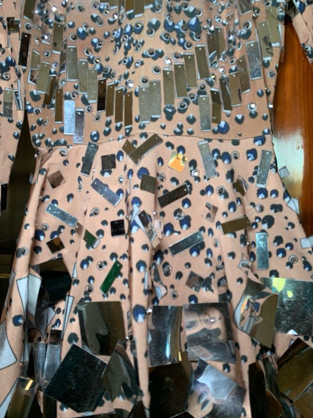 Vestido rosa y plateado con lentejuelas