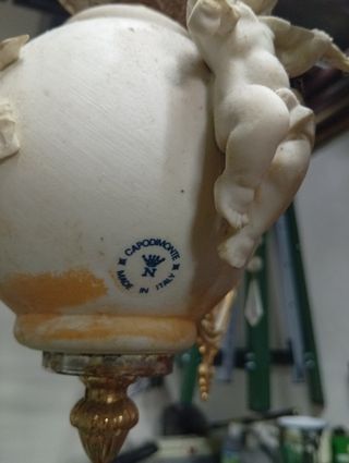 Lampadario in porcellana con putti ritiro in zona