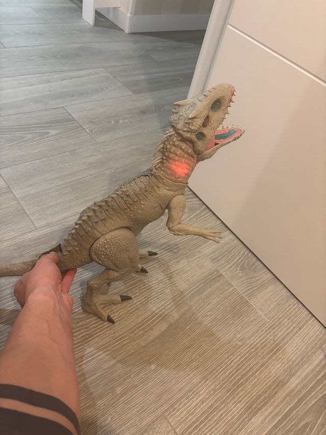 Figura Indominus Rex Colosal