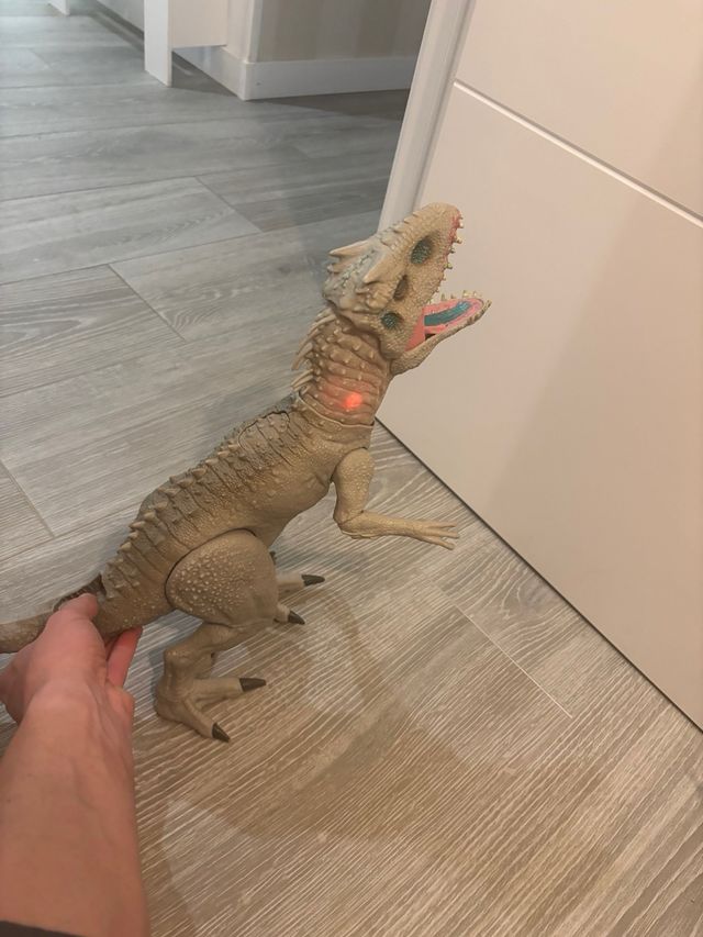 Figura Indominus Rex Colosal