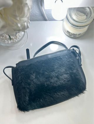 Bolso peludo negro de Stradivarius