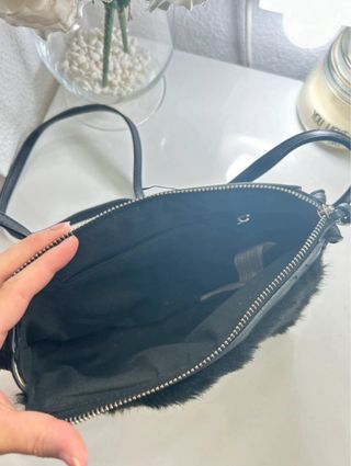 Bolso peludo negro de Stradivarius