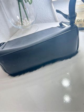 Bolso peludo negro de Stradivarius