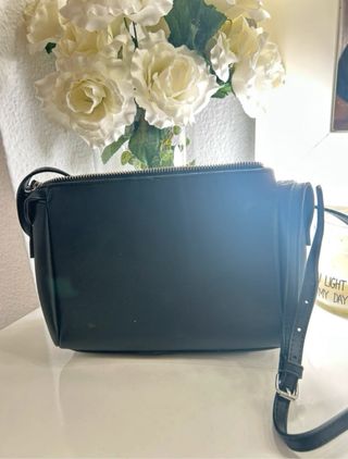 Bolso peludo negro de Stradivarius