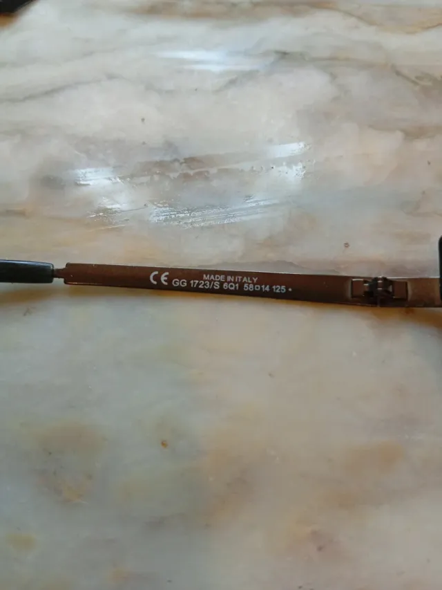 Gafas de sol Gucci negras y amarillas