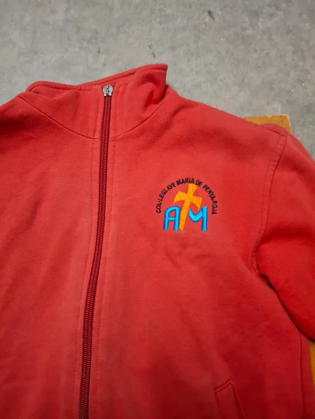 Chaqueta roja uniforme colegio AM