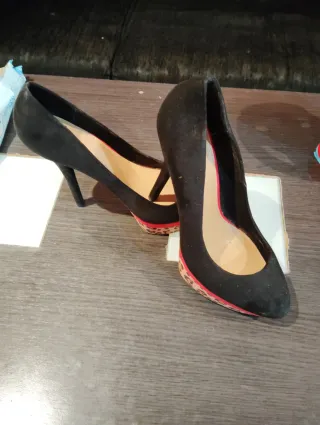 Zapatos de tacón grises y negro