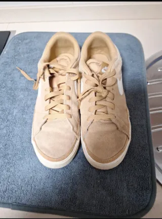 Zapatillas Nike Beige y Blancas