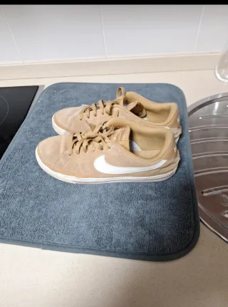 Zapatillas Nike Beige y Blancas