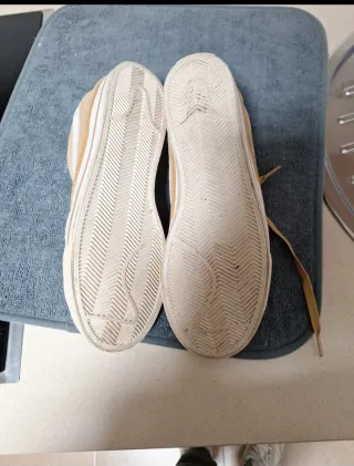 Zapatillas Nike Beige y Blancas