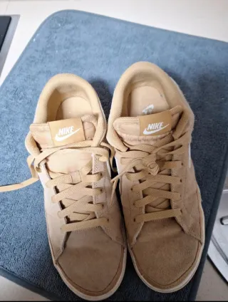 Zapatillas Nike Beige y Blancas