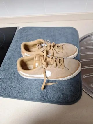 Zapatillas Nike Beige y Blancas
