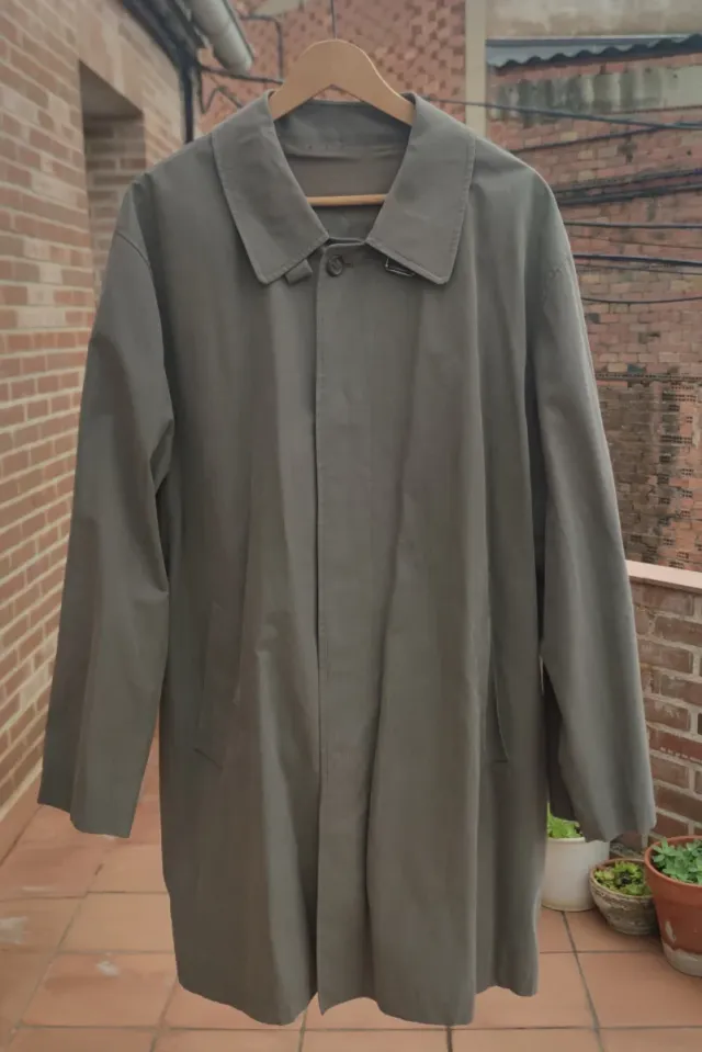 Gabardina hombre gris verdoso.
