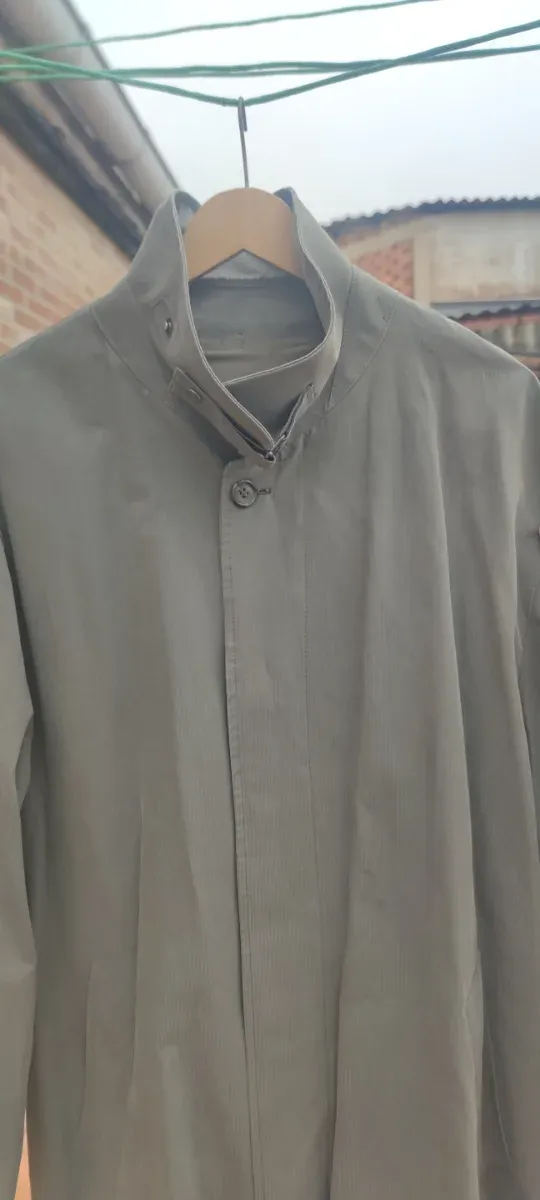 Gabardina hombre gris verdoso.