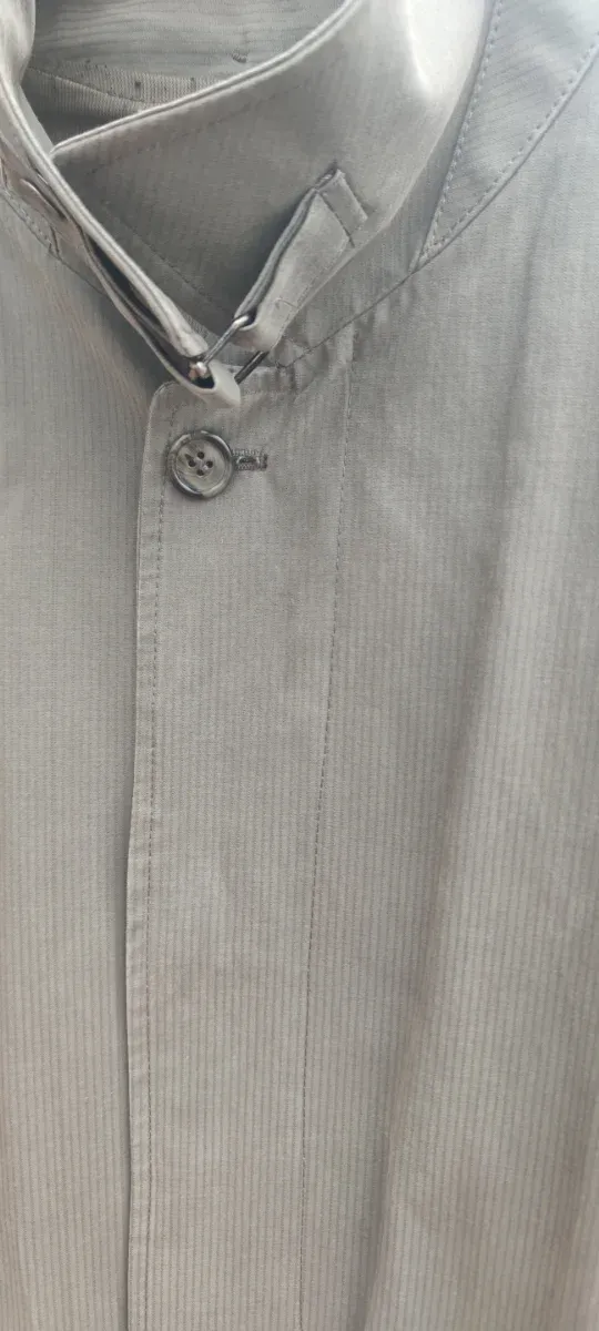 Gabardina hombre gris verdoso.