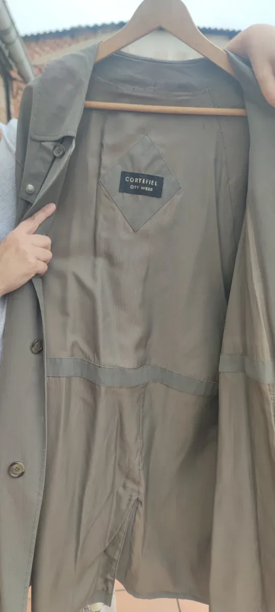 Gabardina hombre gris verdoso.