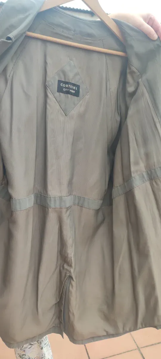 Gabardina hombre gris verdoso.