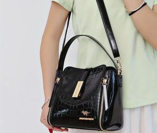 Borsa a mano effetto coccodrillo nera