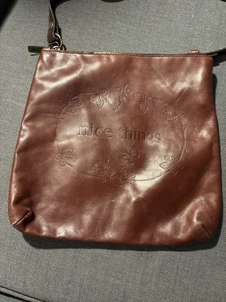 Bolso de cuero marrón con diseño