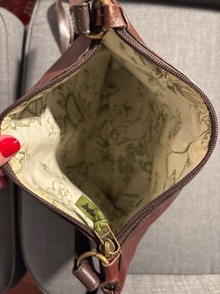 Bolso de cuero marrón con diseño