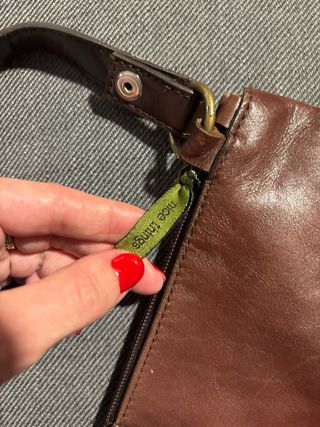 Bolso de cuero marrón con diseño