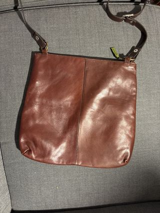 Bolso de cuero marrón con diseño