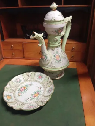 Brocca e piatto decorati floreali