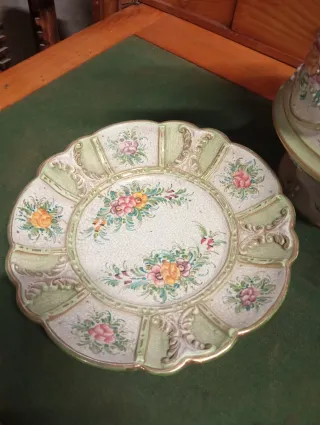 Brocca e piatto decorati floreali