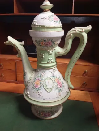 Brocca e piatto decorati floreali